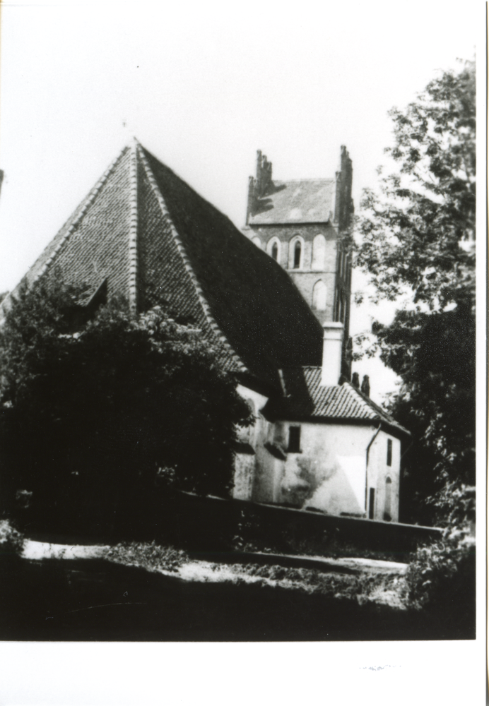 Schönbruch Kr. Bartenstein, Ev. Kirche von der Auffahrt des Pfarrhauses aus gesehen