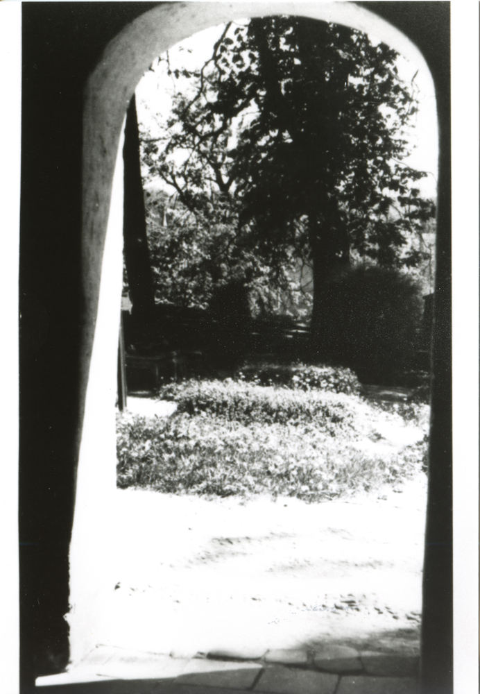 Schönbruch Kr. Bartenstein, Blick aus der Südvorhalle auf den alten Friedhof