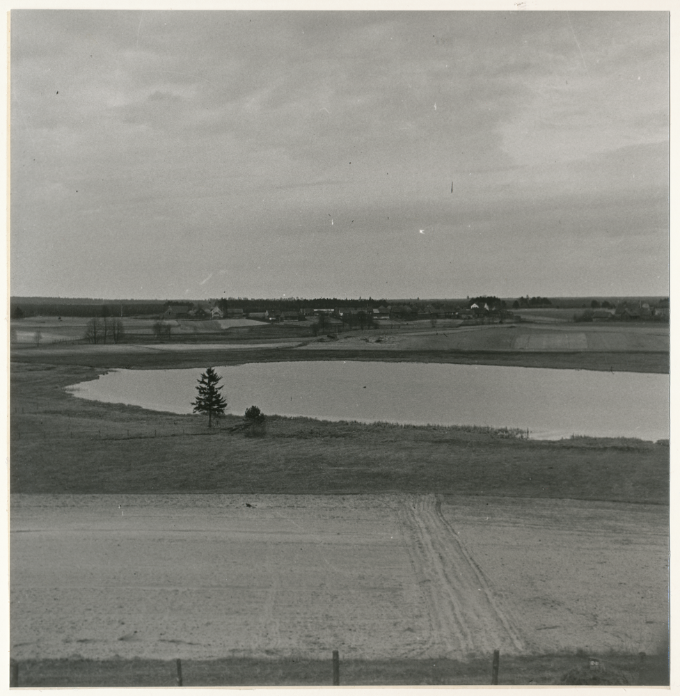 Masuren wo?, MasurischeLandschaft mit See und Dorf im Hintergrund