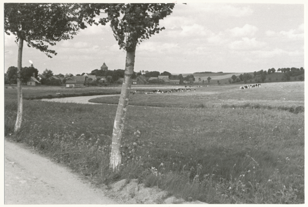 Masuren wo?, Kirchdorf in masurischer Landschaft mit Fluss