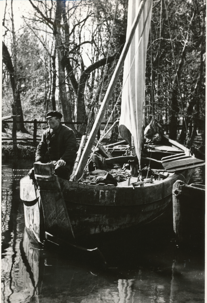 Elchniederung (Kreis), Fischer auf seinem Boot