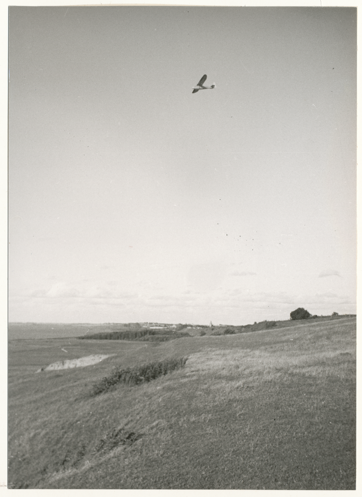 Rossitten Kr. Samland, Ortsansicht vom Segelflugplatz, Segelflugzeug in der Luft