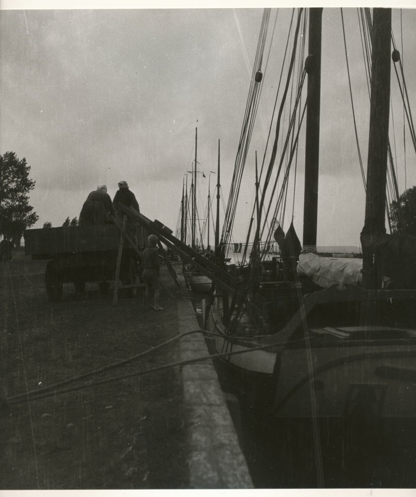 Frisches Haff, Boote am Ufer, Boot wird be- oder entladen