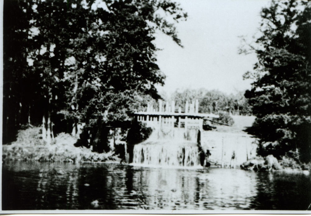 Minten, Schleuse des Mühlenteiches im Sommer