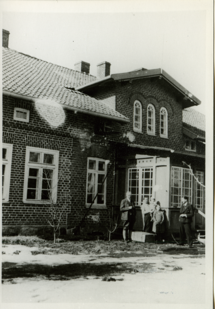 Kraftshagen, Schule, Hofseite mit Fam. Tiedemann