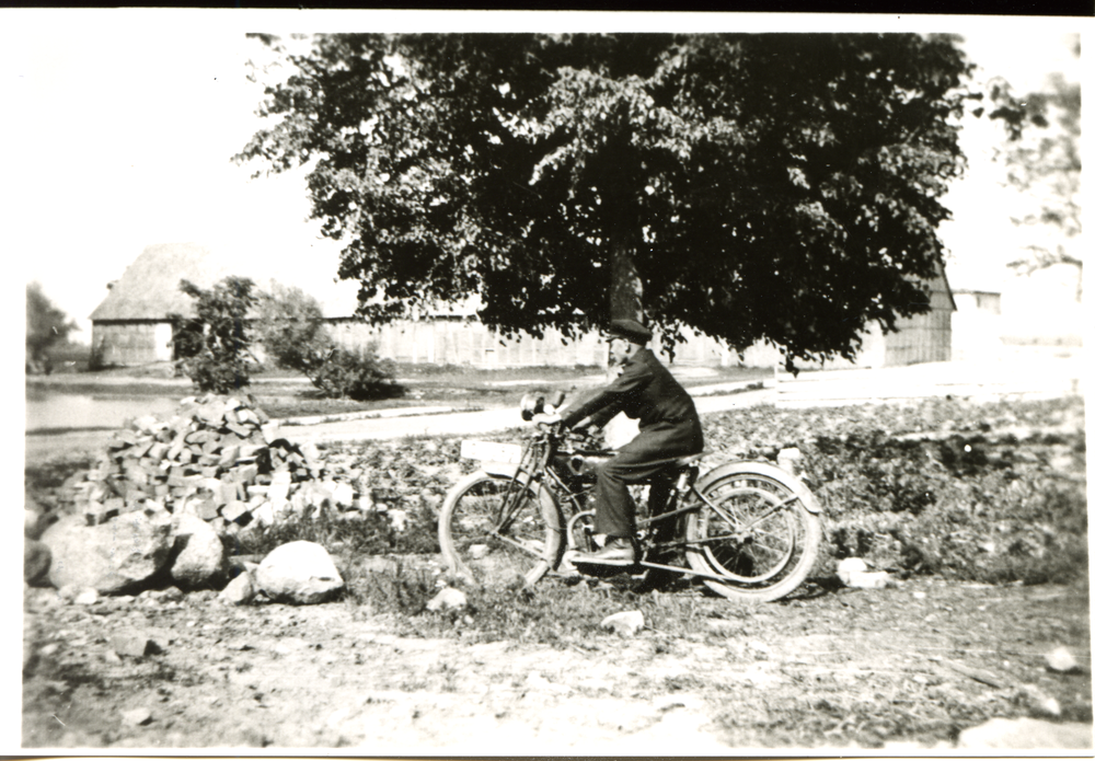 Ludwigshof Kr. Bartenstein, Willi Brauer, ältester Sohn von Jacob Brauer auf dem Motorrad