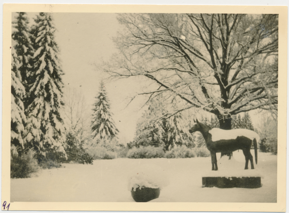 Groß Trakehnen, Denkmal "Tempelhüter" im Winter