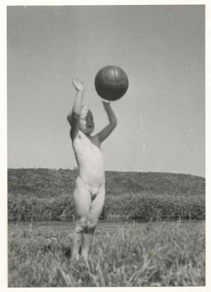 Nemmersdorf, Annke Liers beim Ballspielen