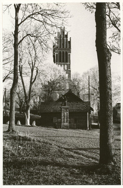 Nördliches Ostpreußen wo?, Kirchengiebel, davor Kriegerdenkmal