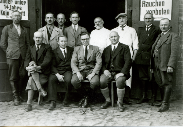 Bartenstein, Schlachthofdirektor Dr. Wilh. Rosenfeld mit Angestellten und Teilnehmern an einem Fleischbeschau-Lehrgang