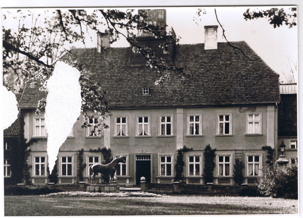 Groß Trakehnen, Landstallmeisterhaus mit dem Tempelhüterdenkmal