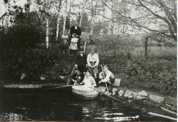 Bartenstein, Waschtrog fahren auf dem Teich im Garten Weller