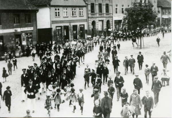 Bartenstein, Schützenumzug auf dem Marktplatz vor dem Heilsberger Tor