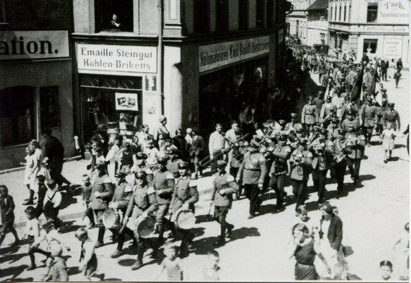 Bartenstein, Marschkolonne des "Stahlhelm" in der Königsberger Straße