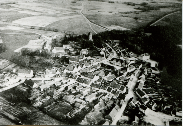 Domnau, Stadt, Nach dem durch Kriegsschäden verursachten Wiederaufbau (Luftbild)