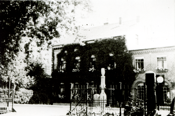 Bartenstein, Kontorhaus der Maschinenfabrik und Eisengießerei Johnen & Reschke neben der Alle-Brücke