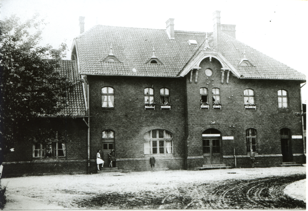 Domnau Bahnhof, Bahnhofsgebäude, Straßenseite