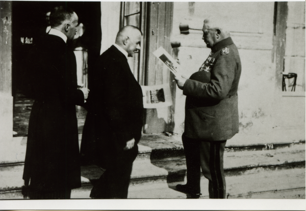 Bartenstein, Paul von Hindenburg mit dem bekannten Bartensteiner Fotografen Paul Petri...