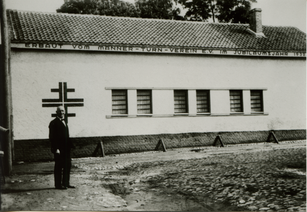 Bartenstein, Richard Neumann vor dem neu errichteten Turnerheim das am 04.09.1932 eingeweiht worden war