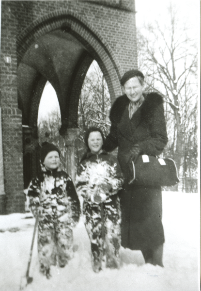 Bartenstein, Frau Ilona Wever mit zwei von ihren Söhnen vor dem Kreishaus (Winteraufnahme)