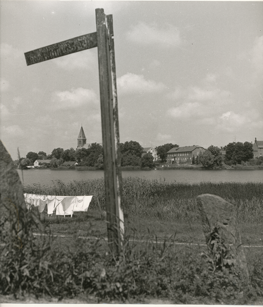 Masuren wo?, Ortsansicht mit Kirche, Masurischer See