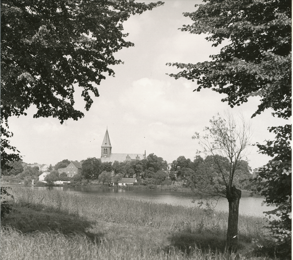 Masuren wo?, Ortsansicht mit Kirche, Masurischer See