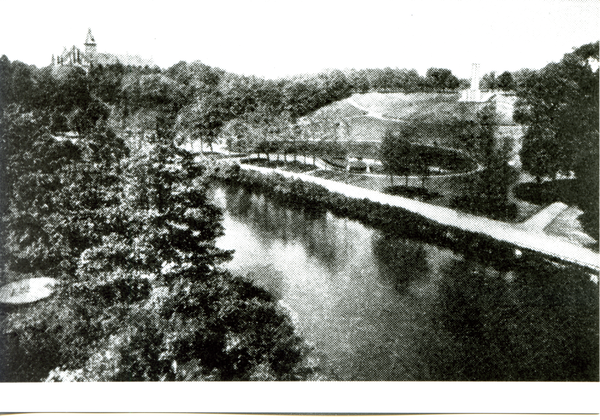 Bartenstein, Blick von der Eisenbahnbrücke auf  Kreishaus, Herzteich und Ehrenmal