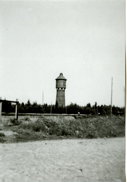 Bartenstein, Blick über den Bahndamm auf den Wasserturm am Stadtwald