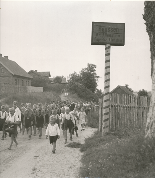 Reußen Kr. Allenstein, Festumzug am Ortsausgang