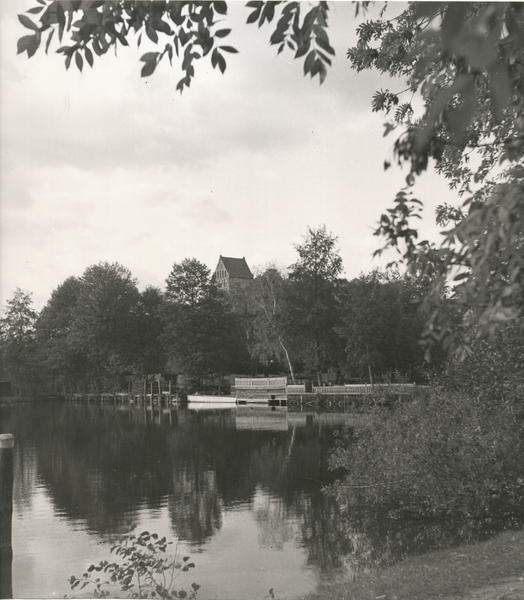 Masuren wo?, Masurischer See und Kirche im Hintergrund