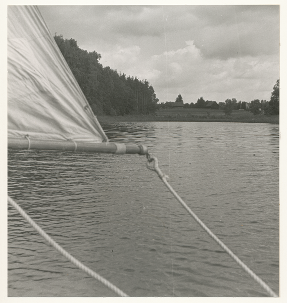 Masuren wo?, Masurischer See, Blick vom Segelboot auf Häuser