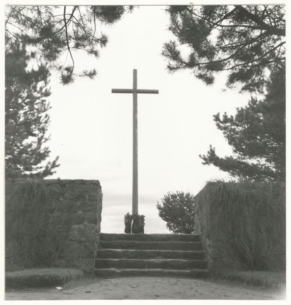 Angerburg Kr. Angerburg, Heldenfriedhof Jägerhöhe, Gedenkkreuz