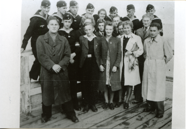 Neuhäuser,  Schüler Kl. 7 der Oberschule besuchen Klassenkameraden, die jetzt Marinehelfer sind