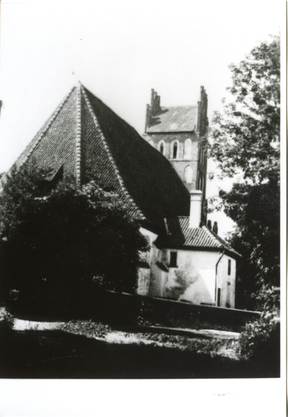 Schönbruch Kr. Bartenstein, Ev. Kirche von der Auffahrt des Pfarrhauses aus gesehen