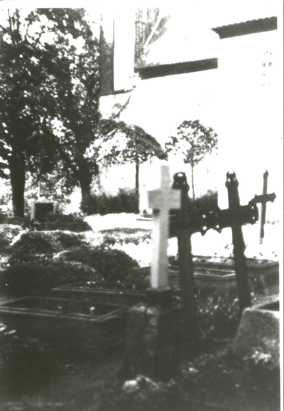 Schönbruch Kr. Bartenstein, Alter Friedhof auf der Südseite der Kirche