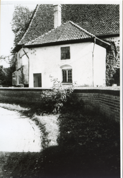 Schönbruch Kr. Bartenstein, Ev. Kirche, Blick von der Zufahrt zum Pfarrhaus auf den Sakristeianbau