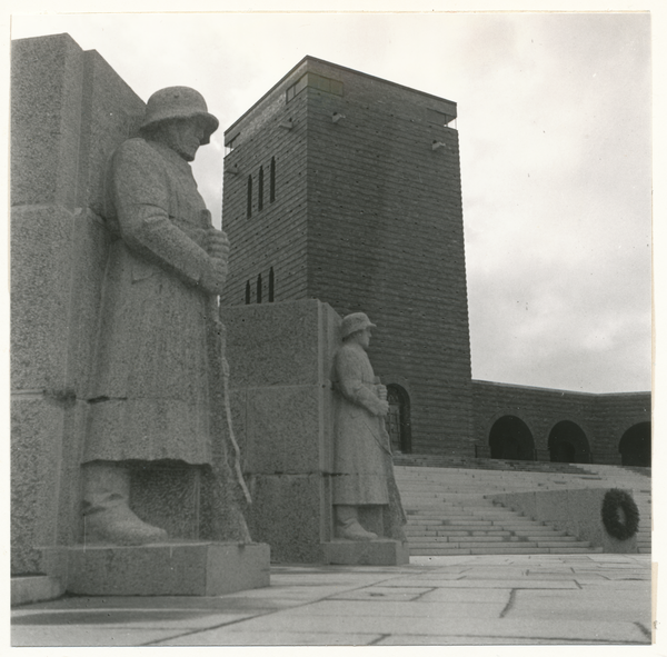 Hohenstein Kr. Osterode, Reichsehrenmal, Innenhof, steinerne Wächter