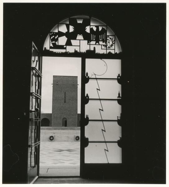 Hohenstein i. Ostpr., Reichsehrenmal Tannenberg, Blick aus dem Fahnenturm in den Ehrenhof