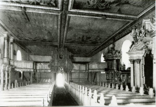 Schönbruch Kr. Bartenstein, Ev. Kirche, Blick in den Kirchenraum nach Westen auf die Orgelempore und das offene Westportal