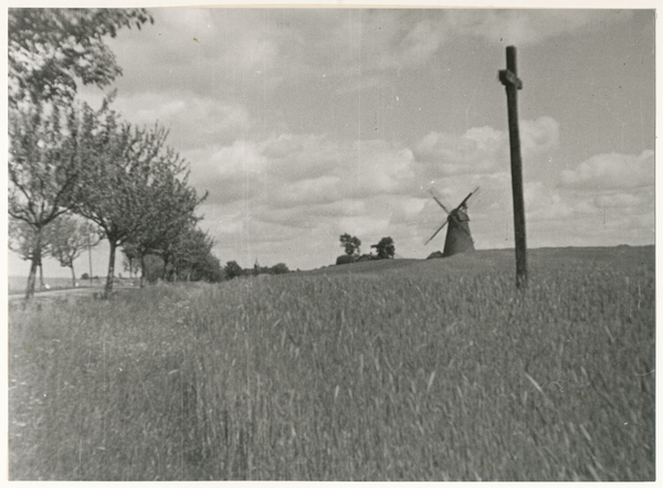Masuren wo?, Landstraße, Windmühle und Kreuz auf einem Feld