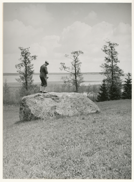 Masuren wo?, Masurischer Landschaft mit Findling und See im Hintergrund