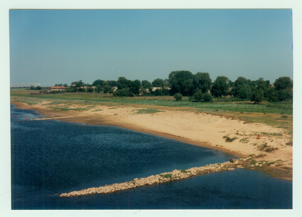 Tilsit, Blick von der Luisenbrücke zum Strand in Übermemel