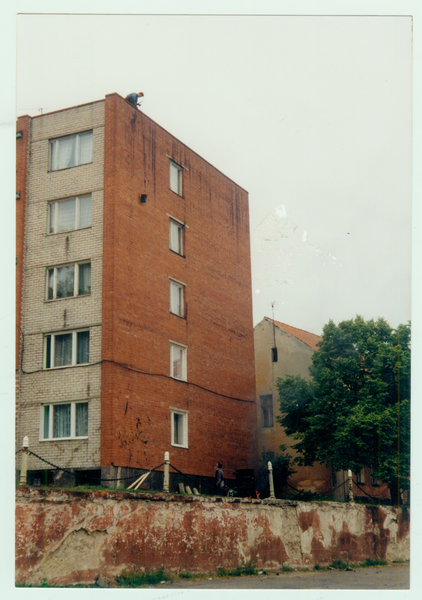 Tilsit, Memelstraße, das Dach an einem Neubau wird frisch geteert