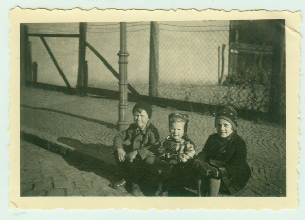 Tilsit, Sudermannstraße, Kinder sitzen auf dem Kantstein