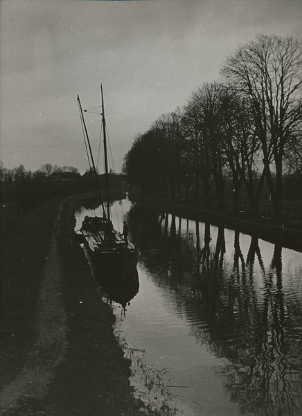 Elchniederung (Kreis), Fluss mit Fischerboot, im Hintergrund einige Häuser