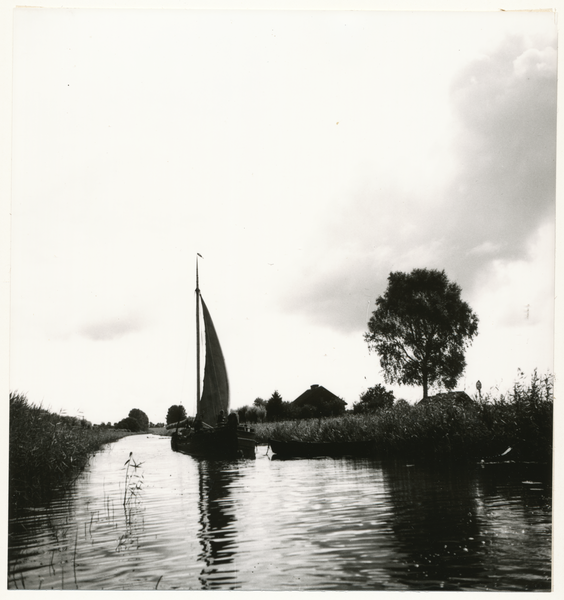 Elchniederung (Kreis)?, Fischerboot? mit Segel auf einem Fluss