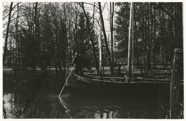 Elchniederung (Kreis), Fischer mit Boot auf einem Fluss