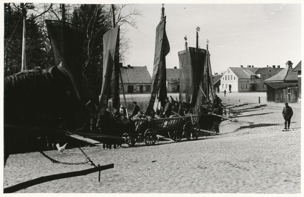 Elchniederung (Kreis), Haffdorf,  Pferdefuhrwerk bei Fischerbooten