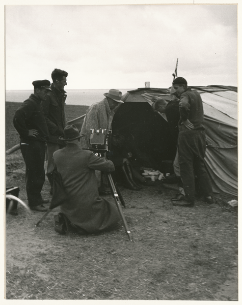 Rossitten Kr. Samland, Segelflugplatz?, Aufgebautes Zelt, davor ein Fotograf