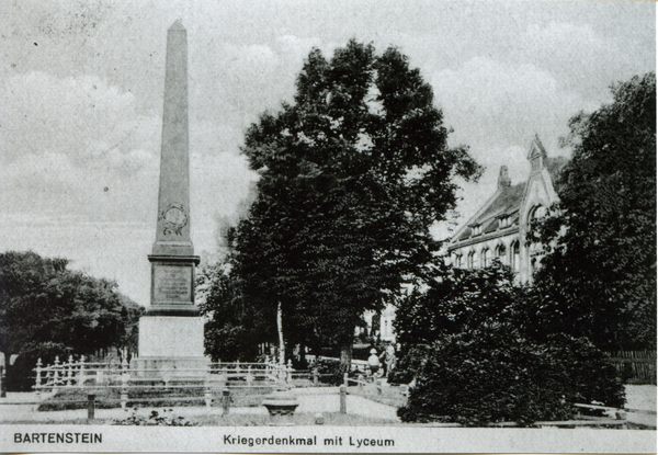 Bartenstein, Kriegerdenkmal und Lyzeum rechts